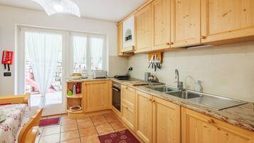 Kühlschrank, Mikrowelle, Ofen, Geschirrspüler