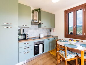 ثلاجة، ميكروويف، فرن، مستلزمات طهي/أطباق/أوعية