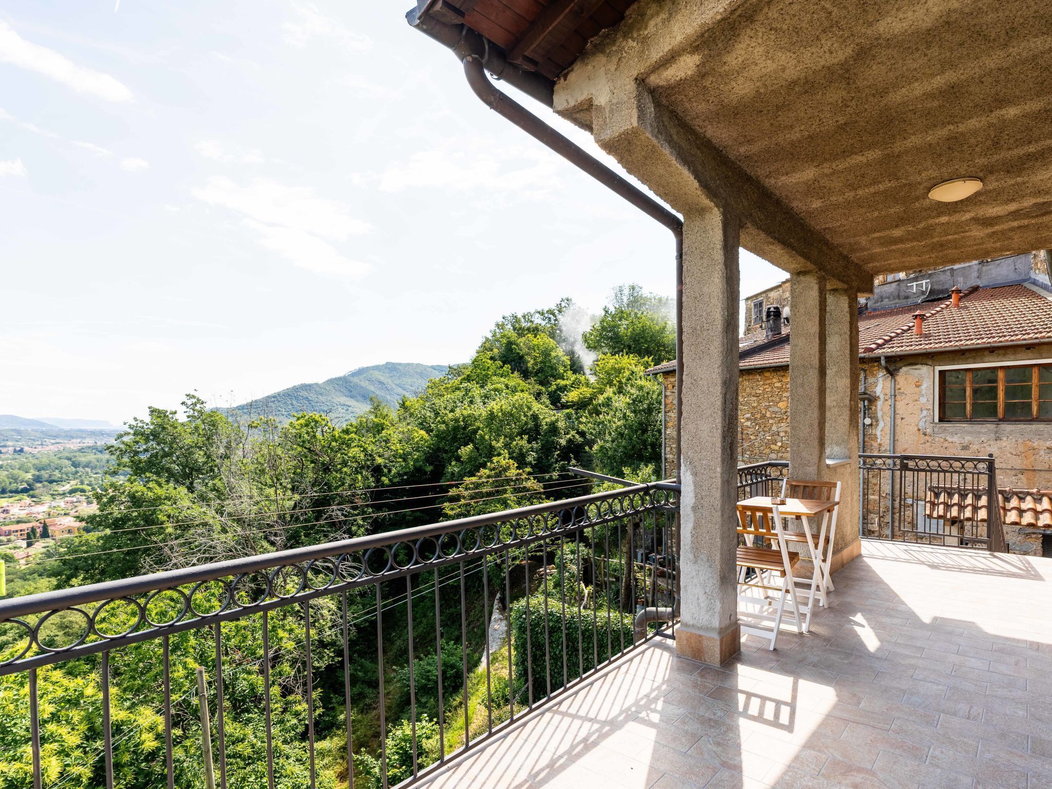 Ein Balkon mit Blick auf eine gebirgige Landschaft.