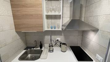 Réfrigérateur, micro-ondes, plaque de cuisson, cafetiÚre/bouilloire