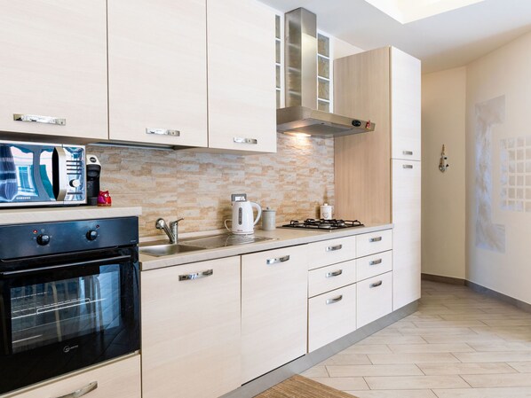 Kühlschrank, Ofen, Geschirrspüler, Kochgeschirr/Geschirr/Besteck