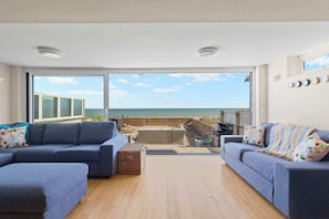 Televisión, reproductor de DVD y oficina