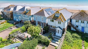 Zona residencial costera con casas de tejados a dos aguas y paneles solares.