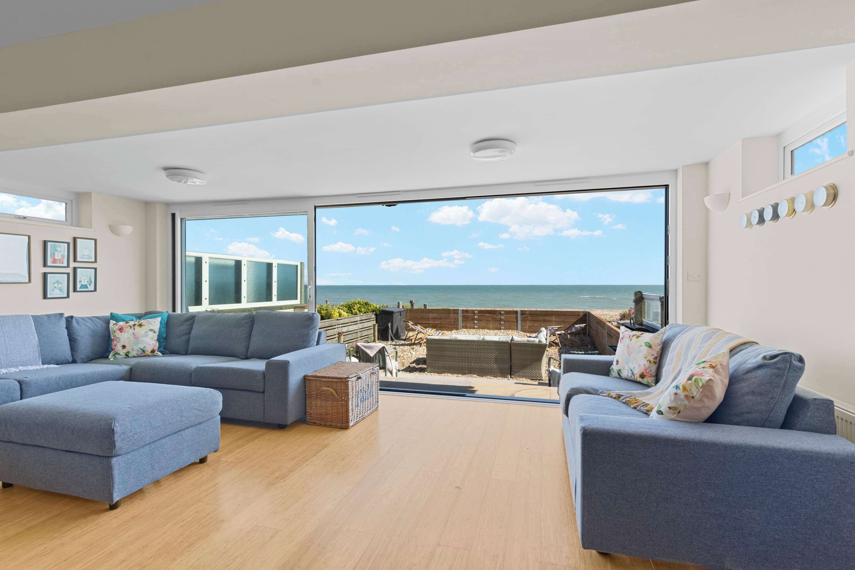 Télévision, lecteur de DVD, espaces bureaux