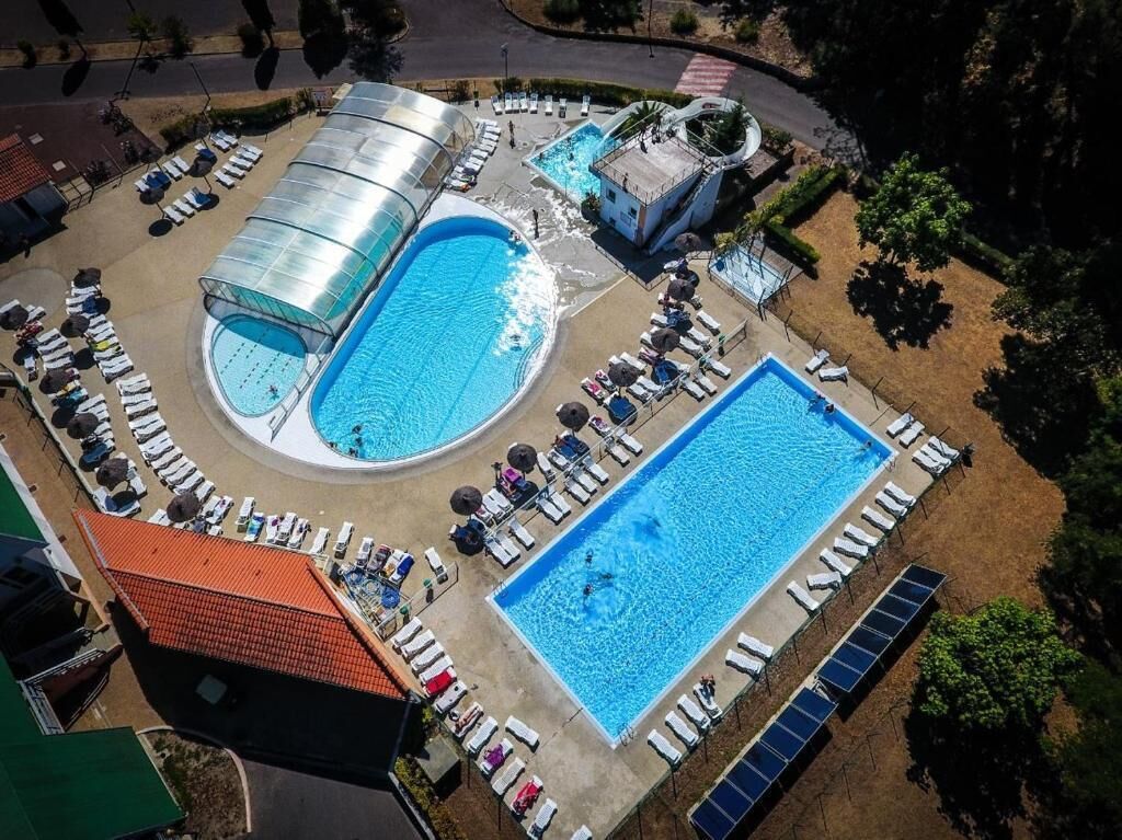 Una piscina techada, una piscina al aire libre de temporada