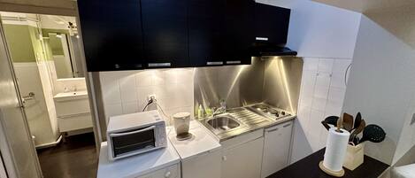 Réfrigérateur, micro-ondes, four, plaque de cuisson