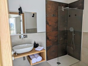 Dusch, hårtork, bidé och handdukar