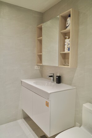 Hair dryer, towels, soap, toilet paper - NEW! Sunny Apt 2BD 2 Bathrooom｜6 Min MRT｜DN7 (台北市)