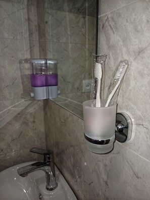 Shower, jetted tub, hair dryer, towels