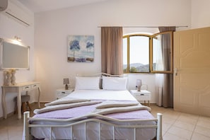 4 bedrooms, iron/ironing board, WiFi, bed sheets - Villa Leondis, an ideal base for exploring Crete's rich history & natural beauty (Melidoni)