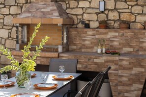 Outdoor dining - Villa Leondis, an ideal base for exploring Crete's rich history & natural beauty (Melidoni)