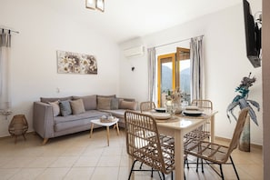 Dining - Villa Leondis, an ideal base for exploring Crete's rich history & natural beauty (Melidoni)