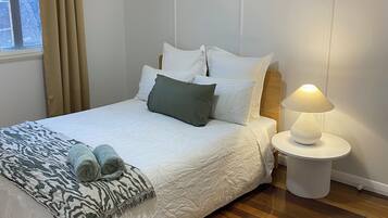 3 habitaciones, tabla de planchar con plancha, wifi y ropa de cama