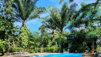 10 piscinas al aire libre, tumbonas