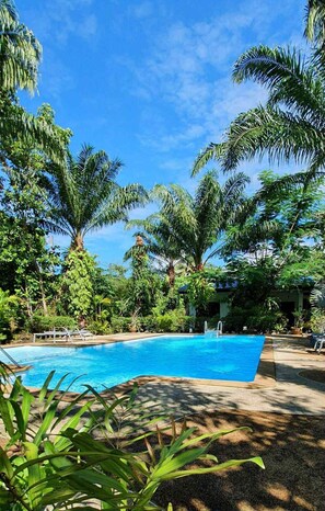 10 outdoor pools, sun loungers