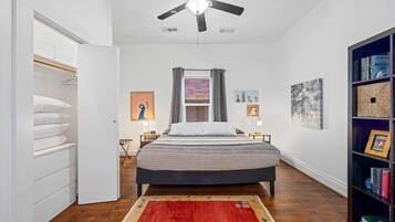2 habitaciones, escritorio y tabla de planchar con plancha