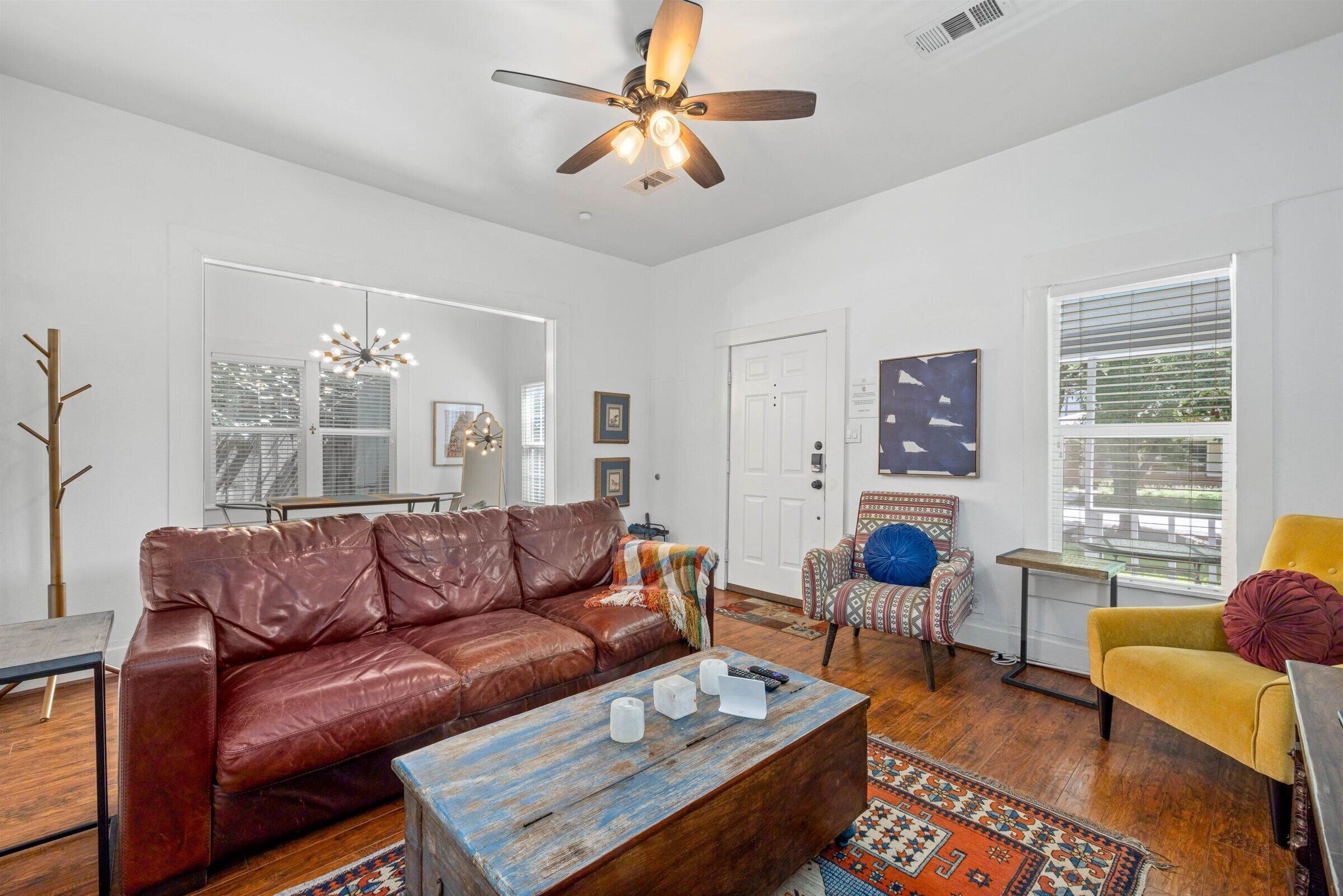 TV connectée, livres, espaces bureaux