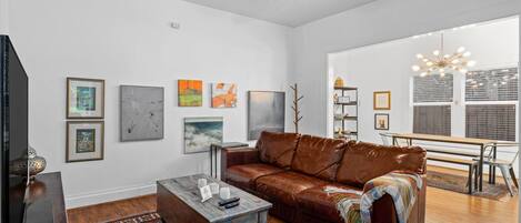 智能電視、書籍、 辦公室