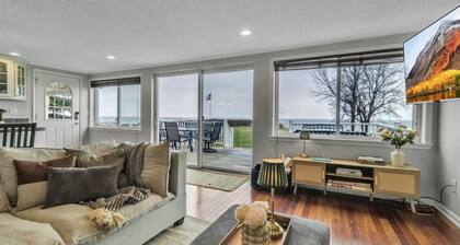 Blue Waters Cottage - 3bd, Lakefront with Hot Tub!