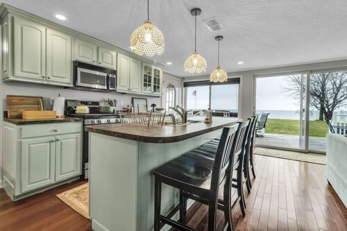 Blue Waters Cottage - 3bd, Lakefront with Hot Tub!