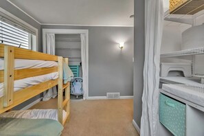 3 bedrooms, desk, WiFi, bed sheets