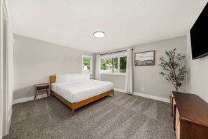 5 bedrooms, desk, travel cot, WiFi - NEW Roomy Home for Families • Private Hot Tub (Spokane)