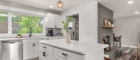 ثلاجة، ميكروويف، فرن، موقد طهي مسطح