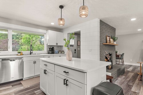 NEW Roomy Home for Families • Private Hot Tub