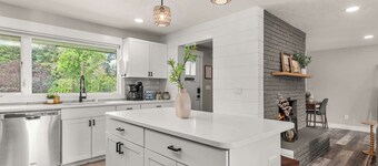 NEW Roomy Home for Families • Private Hot Tub