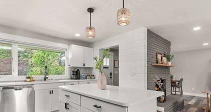 NEW Roomy Home for Families • Private Hot Tub