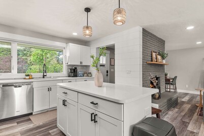 NEW Roomy Home for Families • Private Hot Tub!
