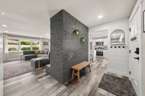 TV, offices - NEW Roomy Home for Families • Private Hot Tub! (Spokane)