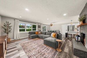 TV, offices - NEW Roomy Home for Families • Private Hot Tub! (Spokane)