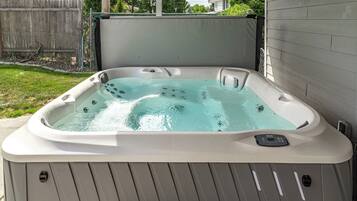 Bañera de hidromasaje al aire libre