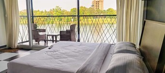 Charming 2-bedroom cottage facing river with AC, WiFi in welcoming Aluva