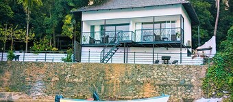 Charming 2-bedroom cottage facing river with AC, WiFi in welcoming Aluva