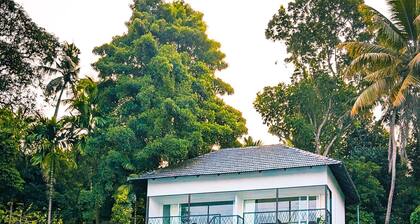 Charming 2-bedroom cottage facing river with AC, WiFi in welcoming Aluva