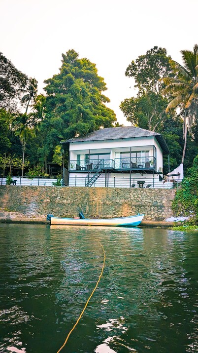 Charming 2-bedroom cottage facing river with AC, WiFi in welcoming Aluva