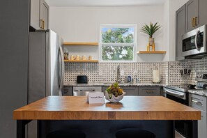 Fridge, microwave, oven, stovetop - The Bold City Retreat (Jacksonville)