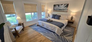 4 makuuhuonetta, työpöytä, silitysrauta/-lauta, vauvan matkasänky