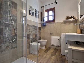 Jetted bath, hair dryer, bidet, towels - Villa Menhir! (Lotzorai)