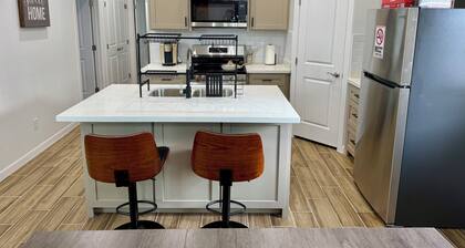 Modern Luxury Apartment – Sleeps 7 – Near UTRGV, Downtown McAllen