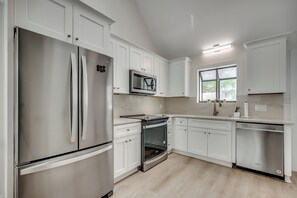 Kjøleskap, mikrobølgeovn, ovn og kokeplater