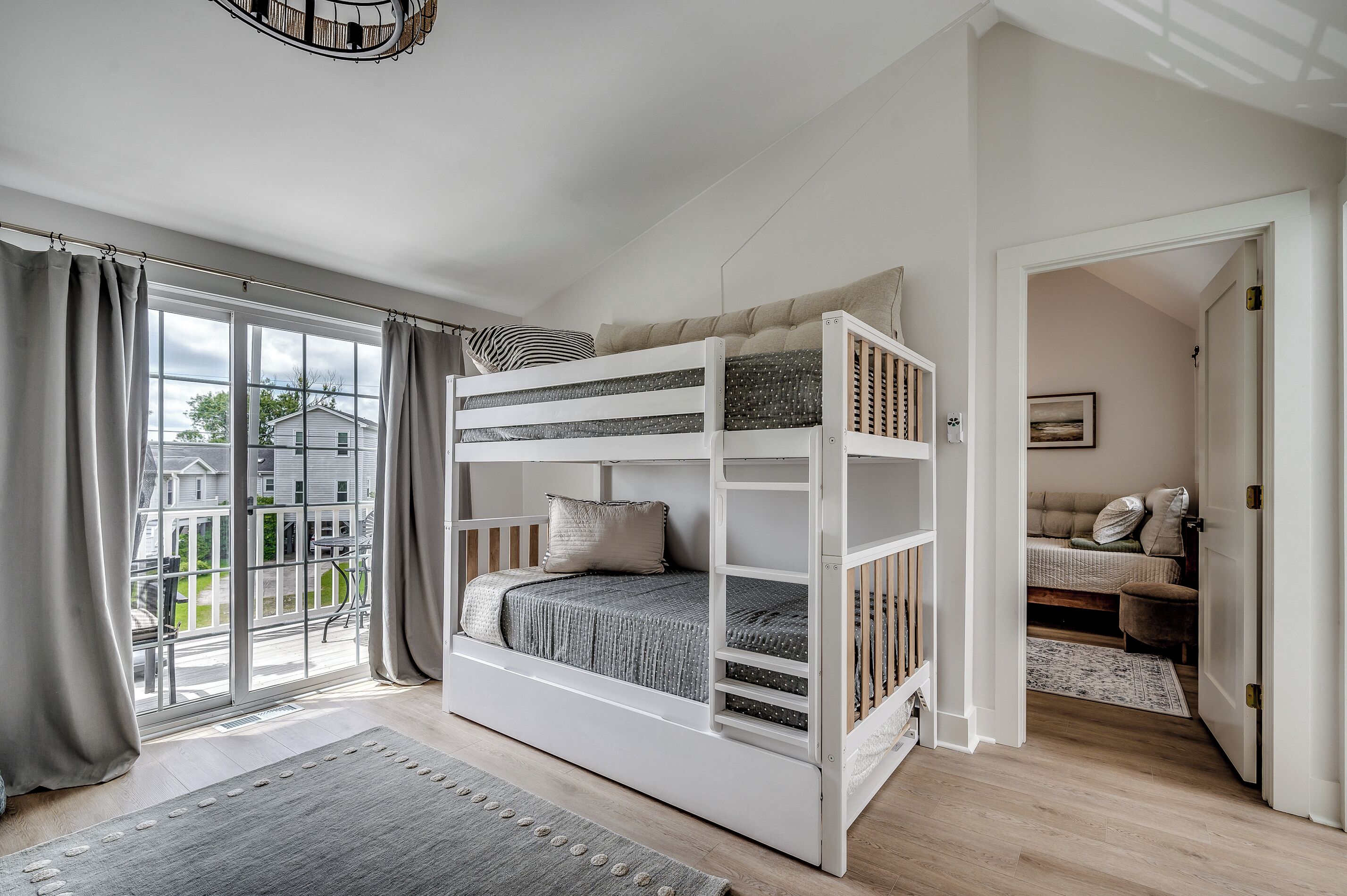 3 bedrooms, desk, iron/ironing board, travel crib