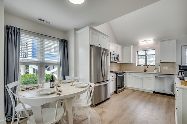 Een koelkast, een magnetron, een oven, een kookplaat