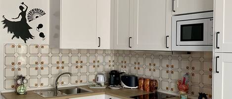 Een koelkast, een microgolfoven, een koffiezetapparaat/waterkoker