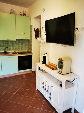 Kühlschrank, Ofen, Herdplatte, Wasserkocher mit Kaffee-/Teezubehör