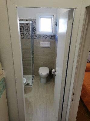 Dutxa, assecador de cabells, bidet i tovalloles