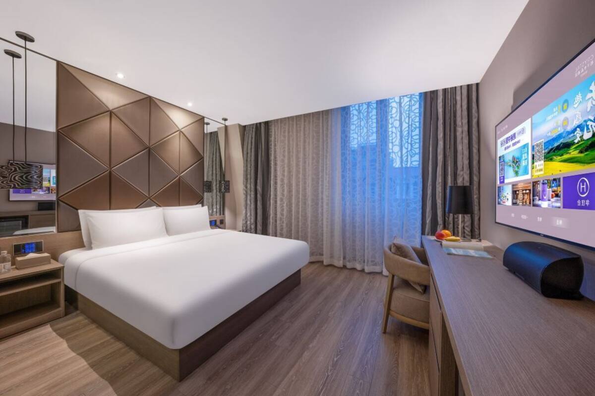Kamar Double Standar | Meja kerja, ruang kerja ramah laptop, dan tirai kedap cahaya