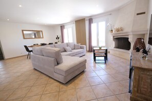 TV, fireplace
